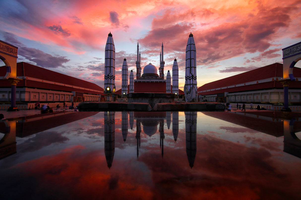 Great Mosque of Central Java, Indonesia, under sunset Poster och Canvastavla