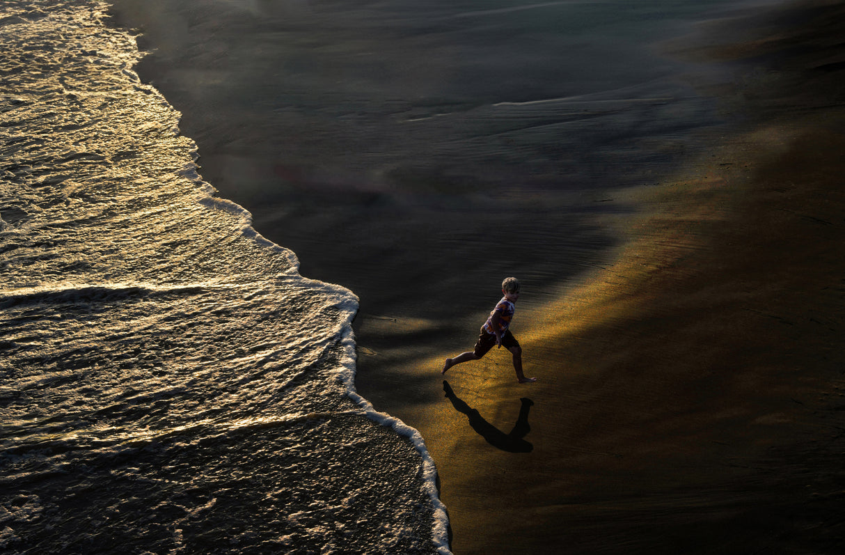 Boy Running On The Beach Poster och Canvastavla