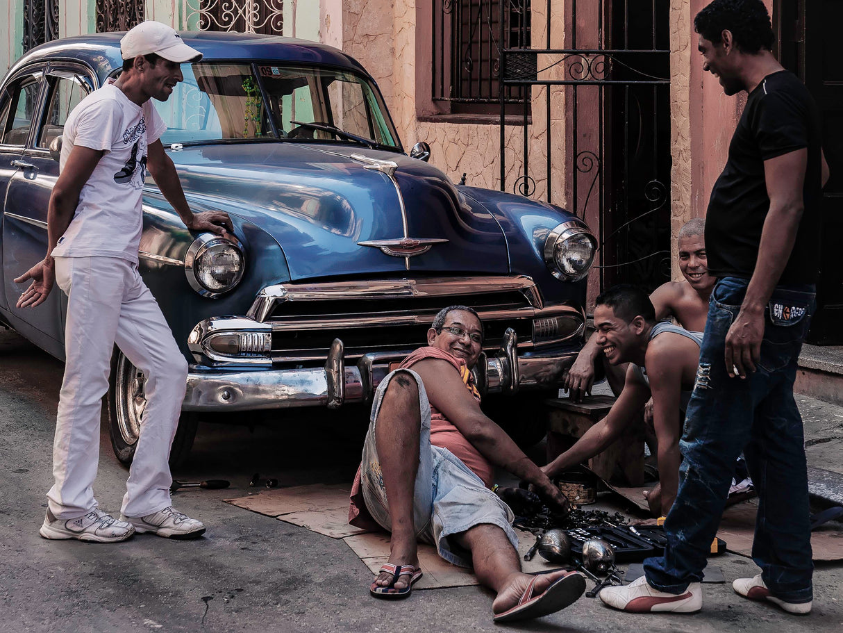 Repairing a car Poster och Canvastavla