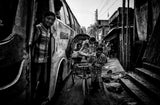 In the streets of Bangladesh. Poster och Canvastavla