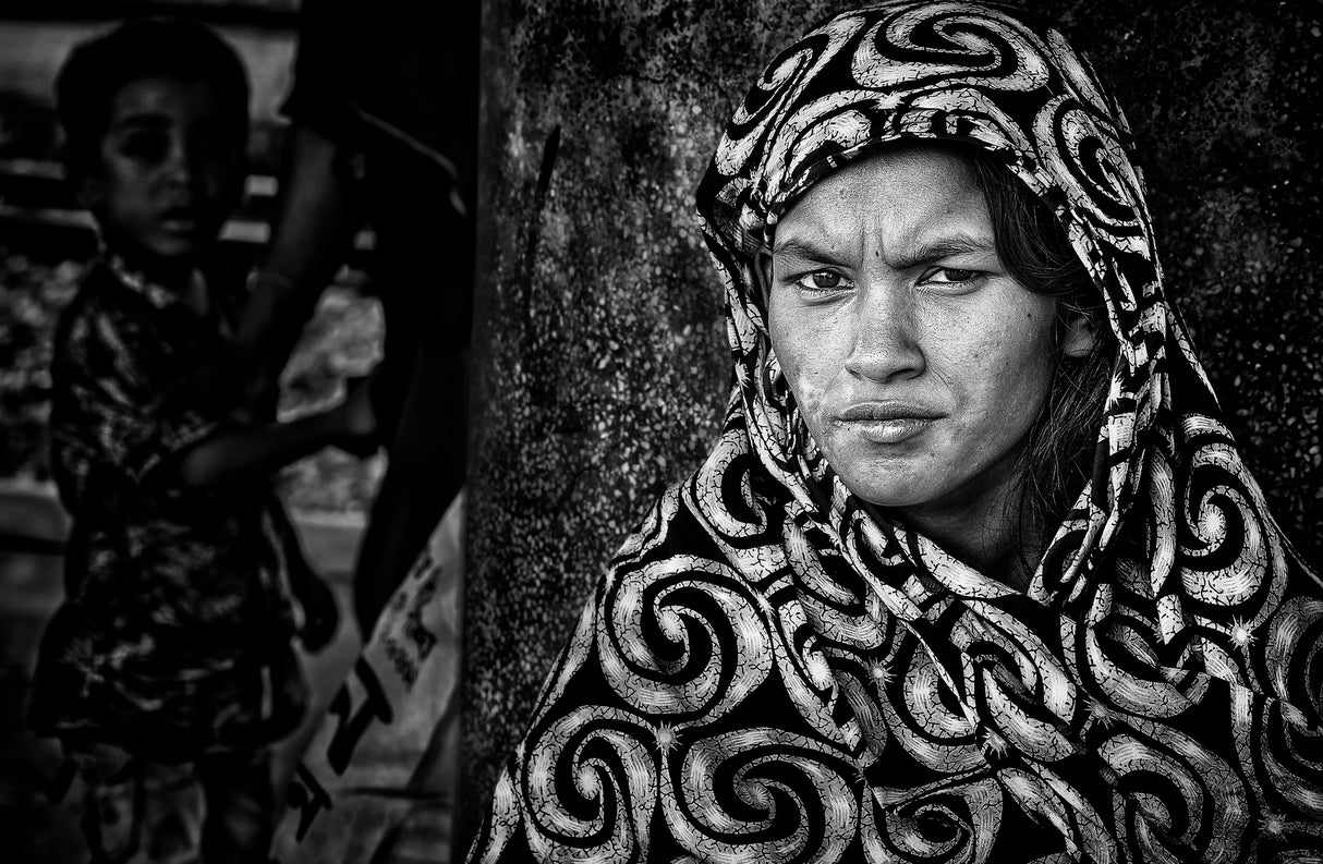 Woman waiting at a train platform - Dhaka Poster och Canvastavla