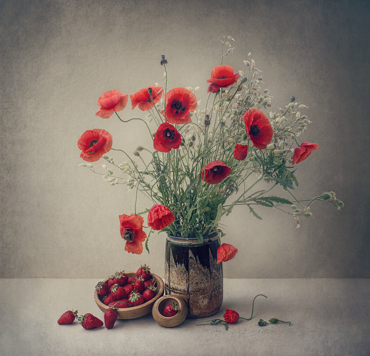 Still life with a strawberry and poppies Poster och Canvastavla