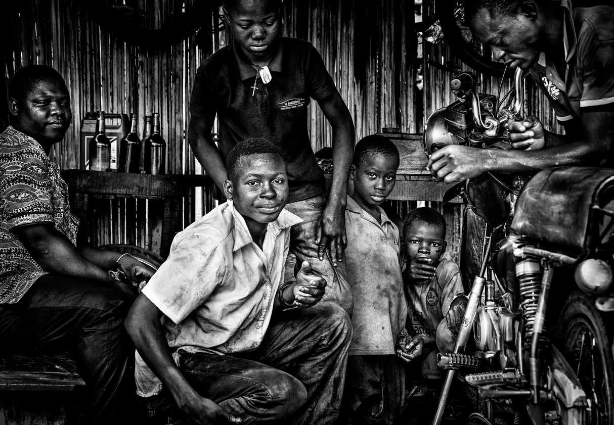 In a motorcycle repair shop - Benin Poster och Canvastavla