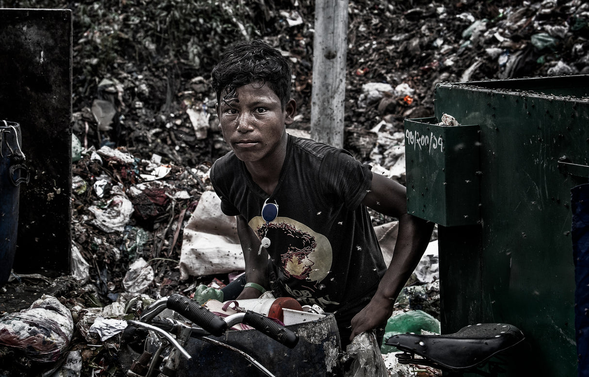 Working on a dumping site in Bangladesh Poster och Canvastavla
