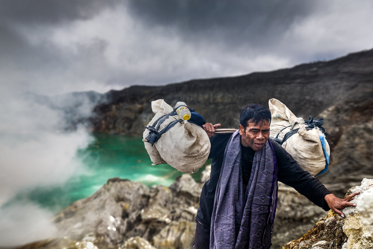Sulphur miner in Ijen volcano Poster och Canvastavla