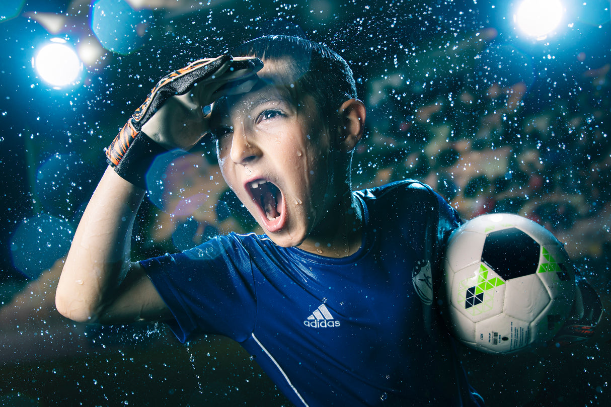 A boy in the rain Poster och Canvastavla