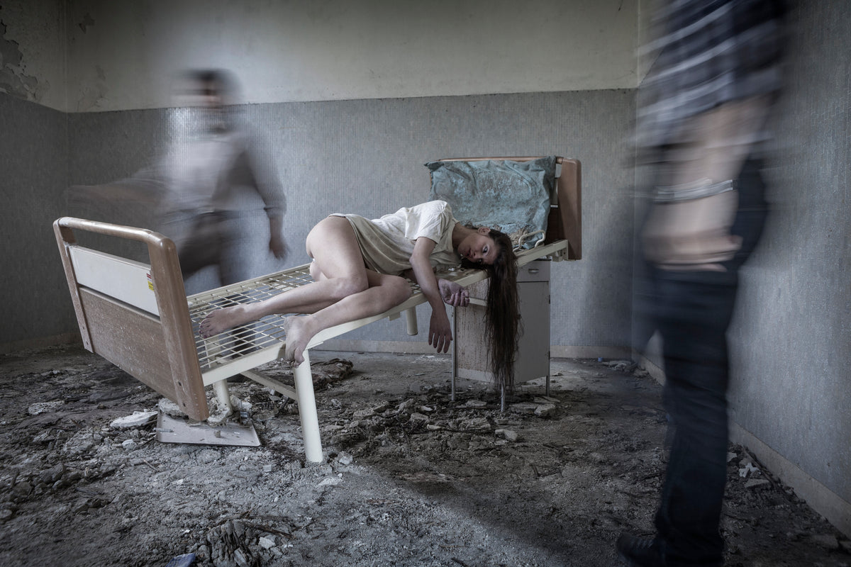 strange presences in the asylum Poster och Canvastavla