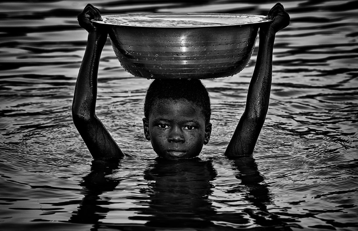 Going for water-I - Benin Poster och Canvastavla