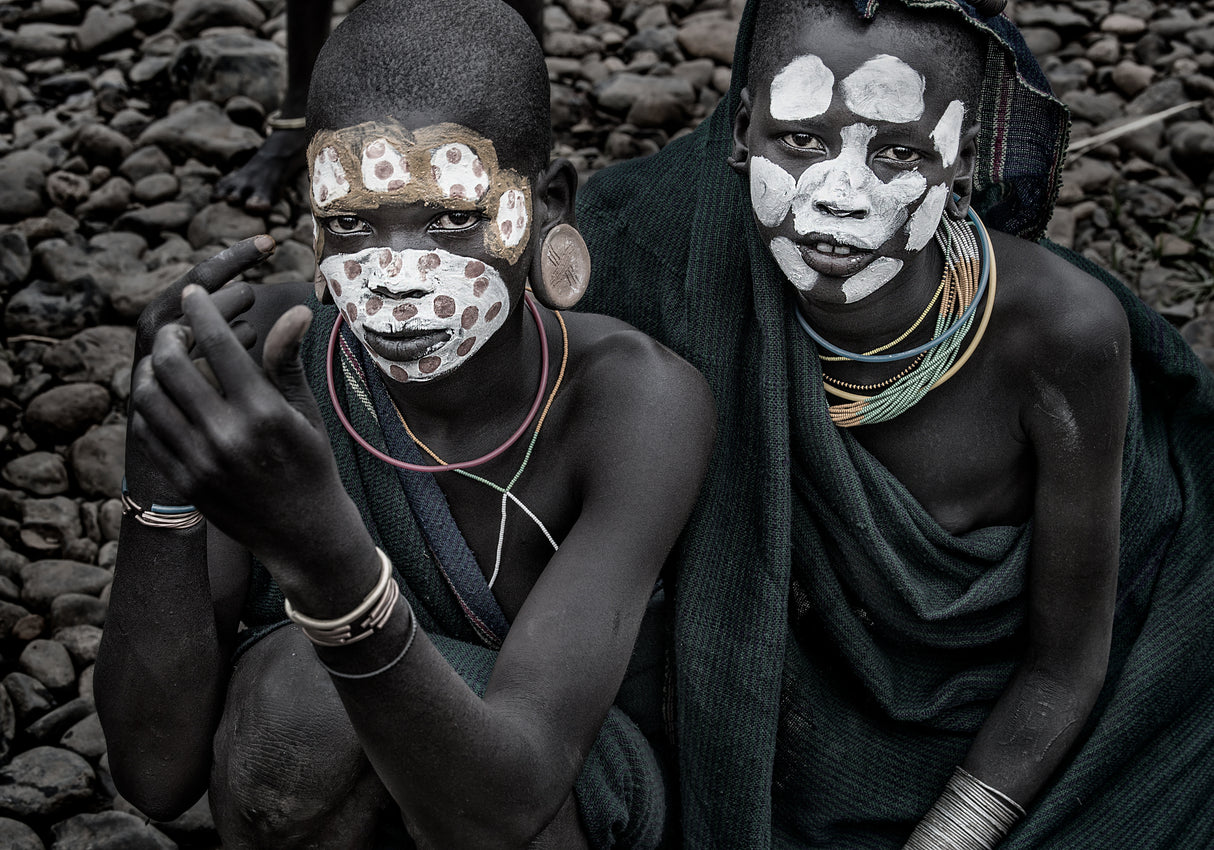 Two surmi girl painting in the bank of a river - Ethiopia Poster och Canvastavla