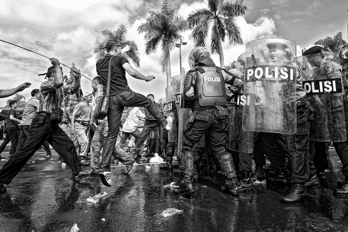 riot of protesters Poster och Canvastavla
