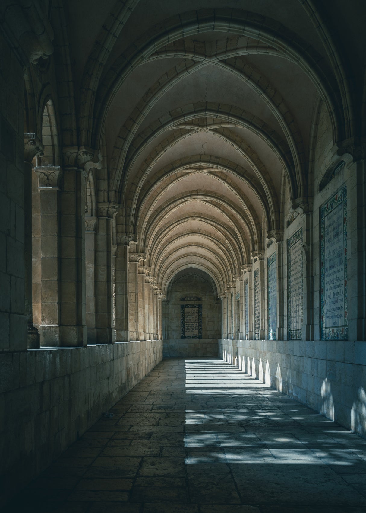 Cloisters Poster och Canvastavla