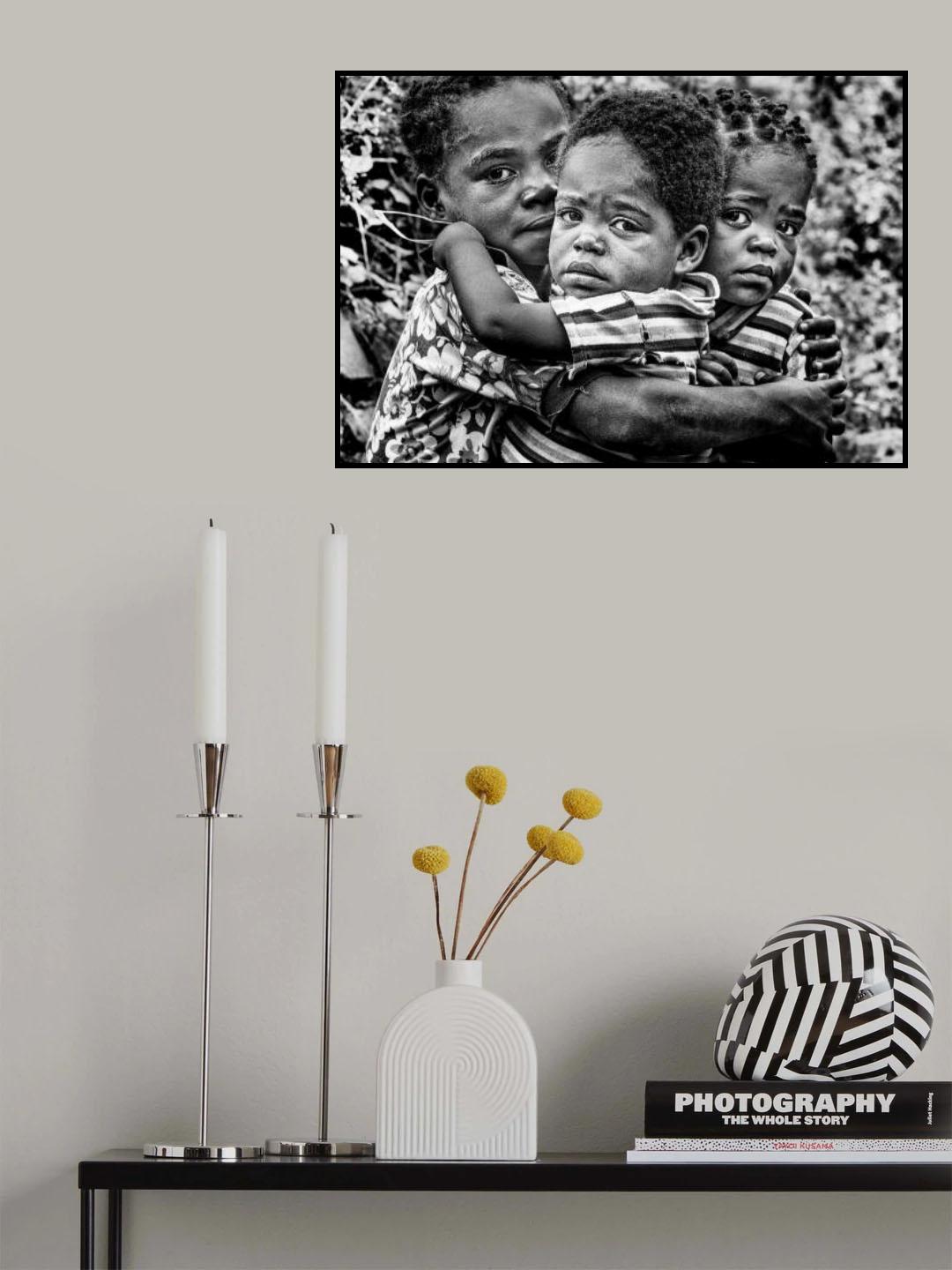 Protecting her brothers - Ghana Poster och Canvastavla