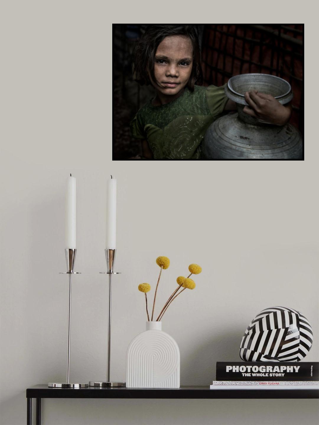 Rohingya refugee girl with a pitcher of water -Bangladesh Poster och Canvastavla