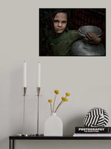 Rohingya refugee girl with a pitcher of water -Bangladesh Poster och Canvastavla