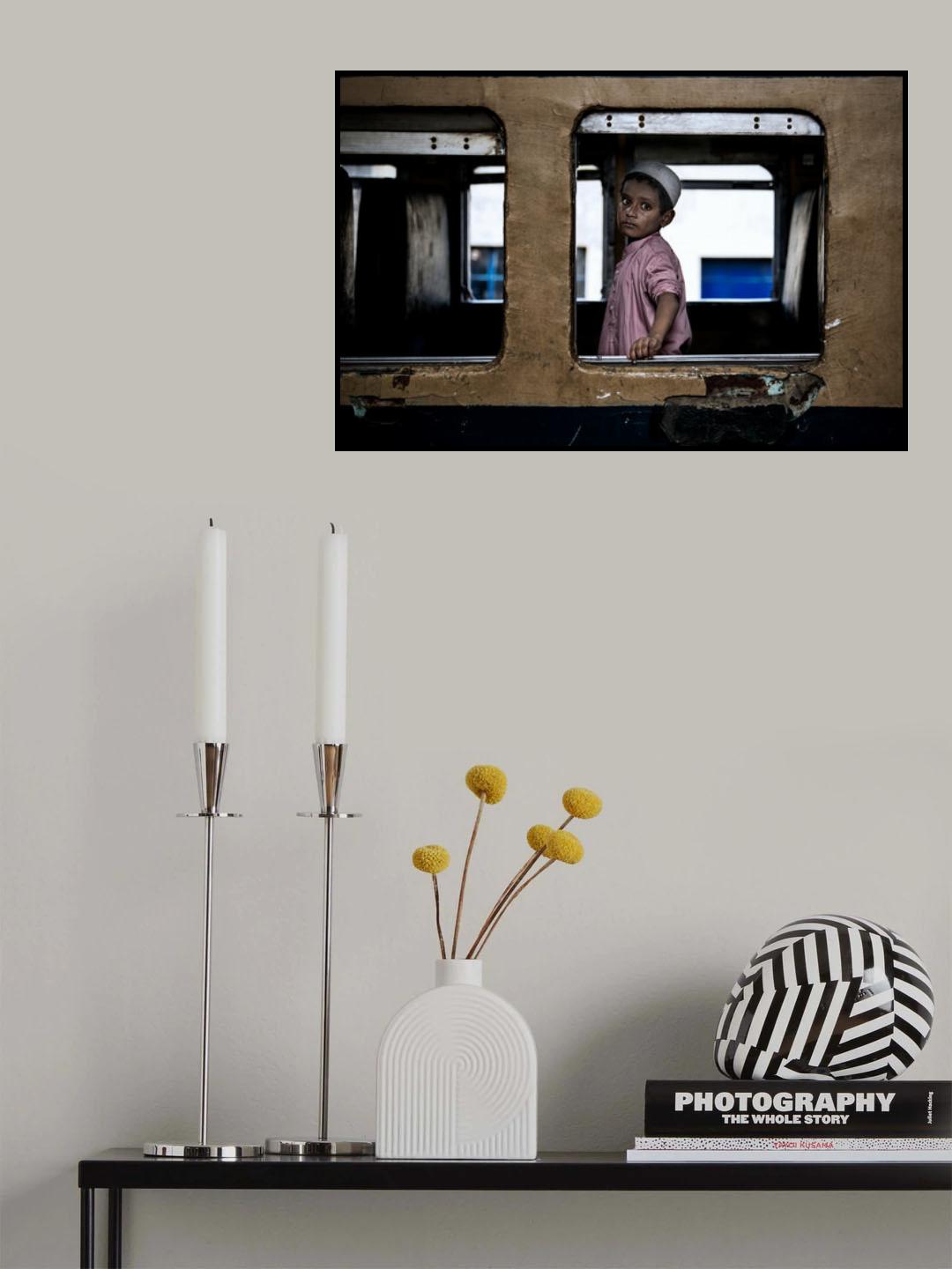 Boy alone in a train carriage - Bangladesh Poster och Canvastavla