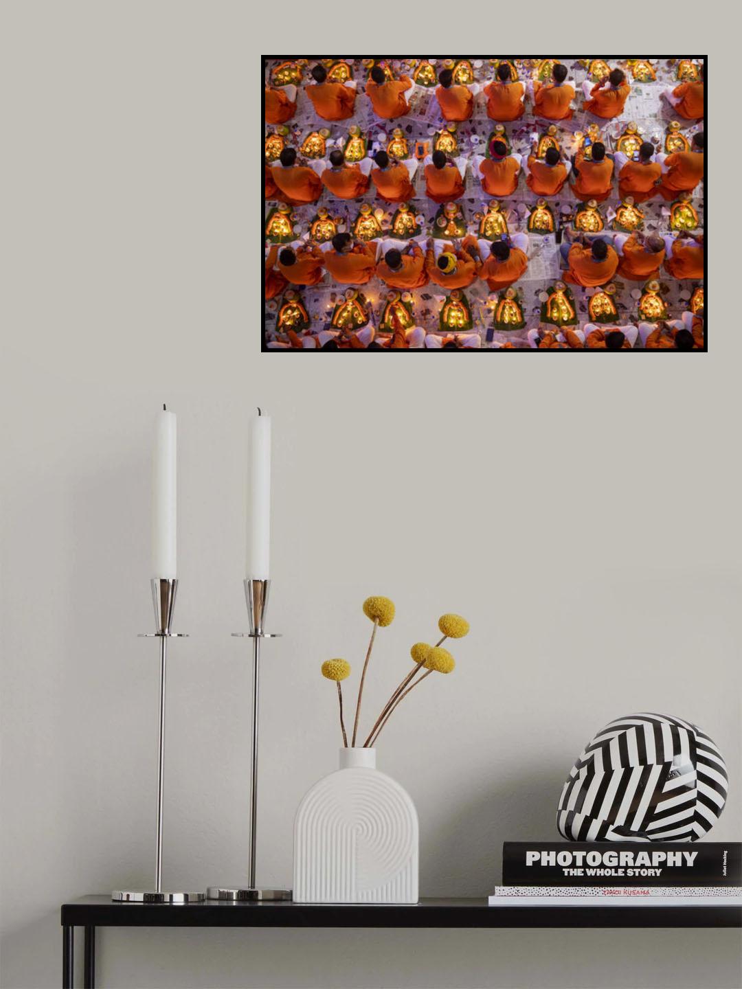 Devotees pray with light Poster och Canvastavla