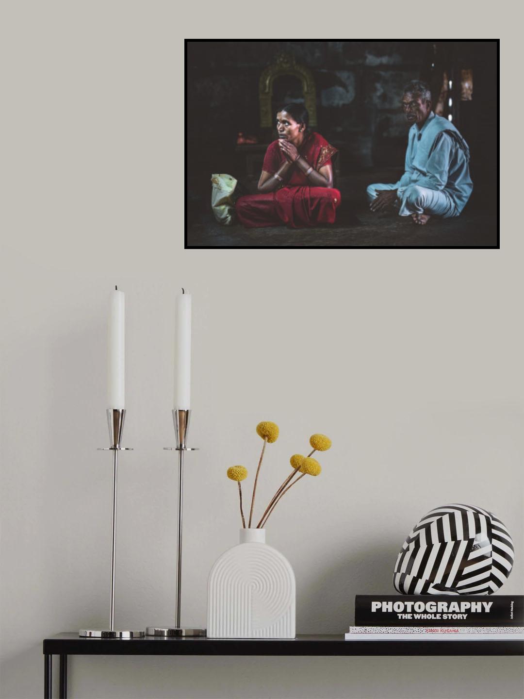 Praying in Belur Poster och Canvastavla