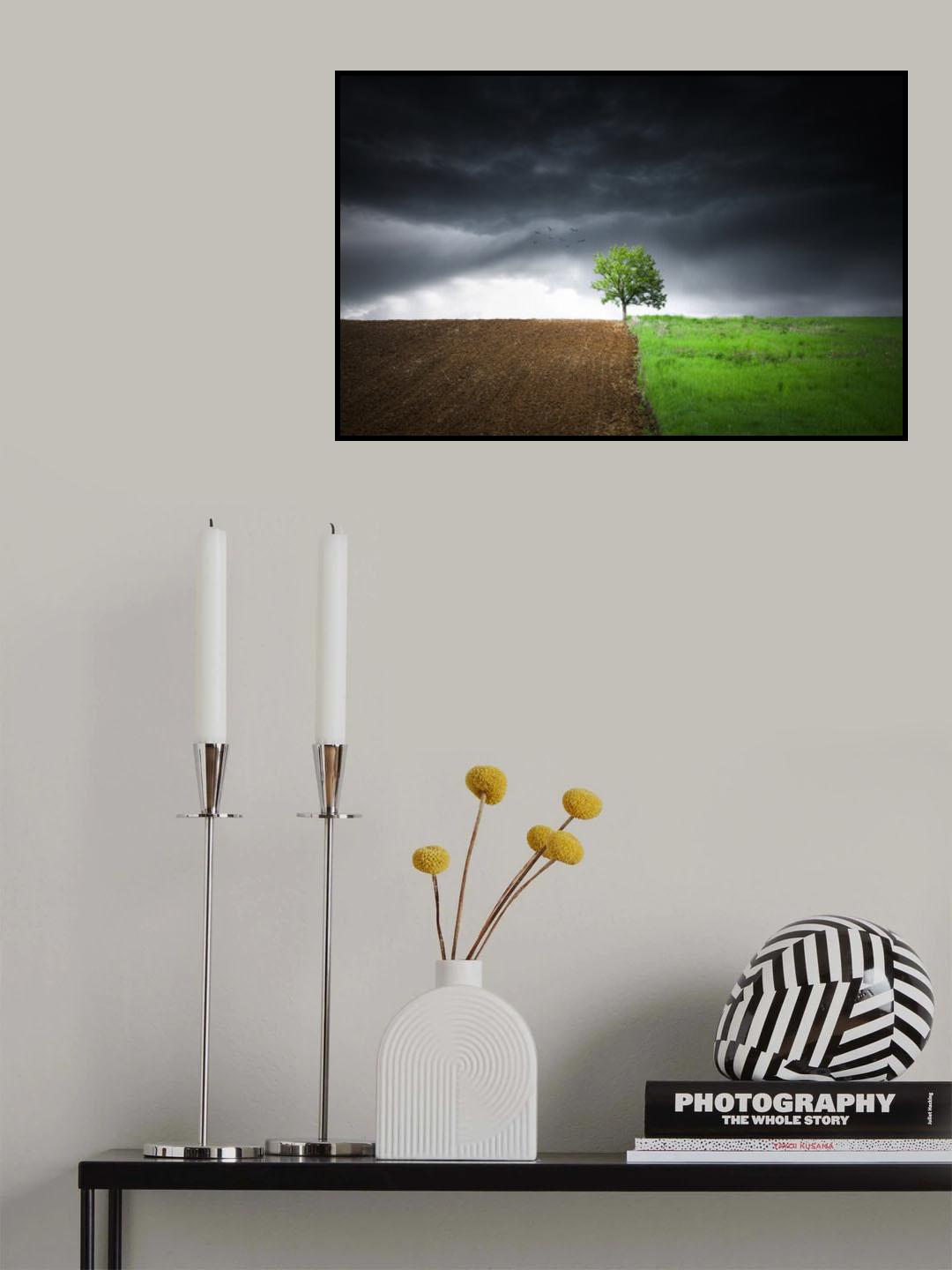 Lonely tree against a dramatic sky! Poster och Canvastavla