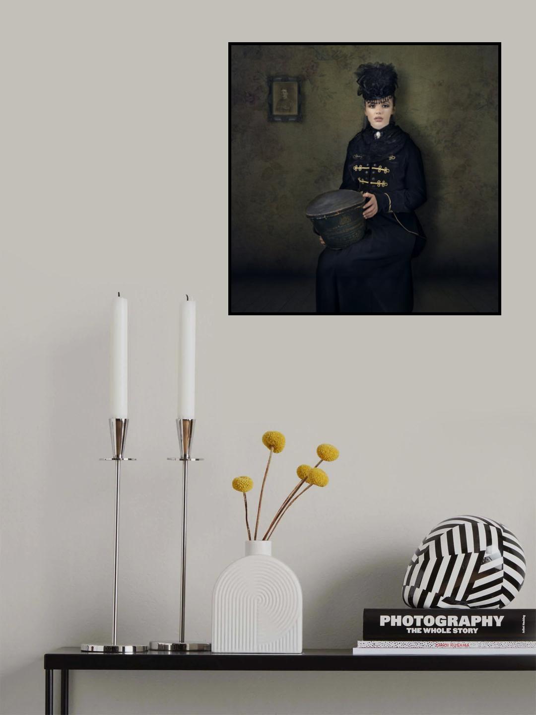 Lady With Hat Box Poster och Canvastavla