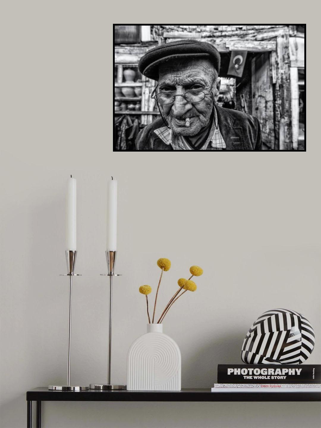 Old man smokes Poster och Canvastavla