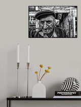 Old man smokes Poster och Canvastavla