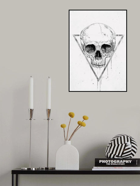 Skull in a triangle (bw) Poster och Canvastavla