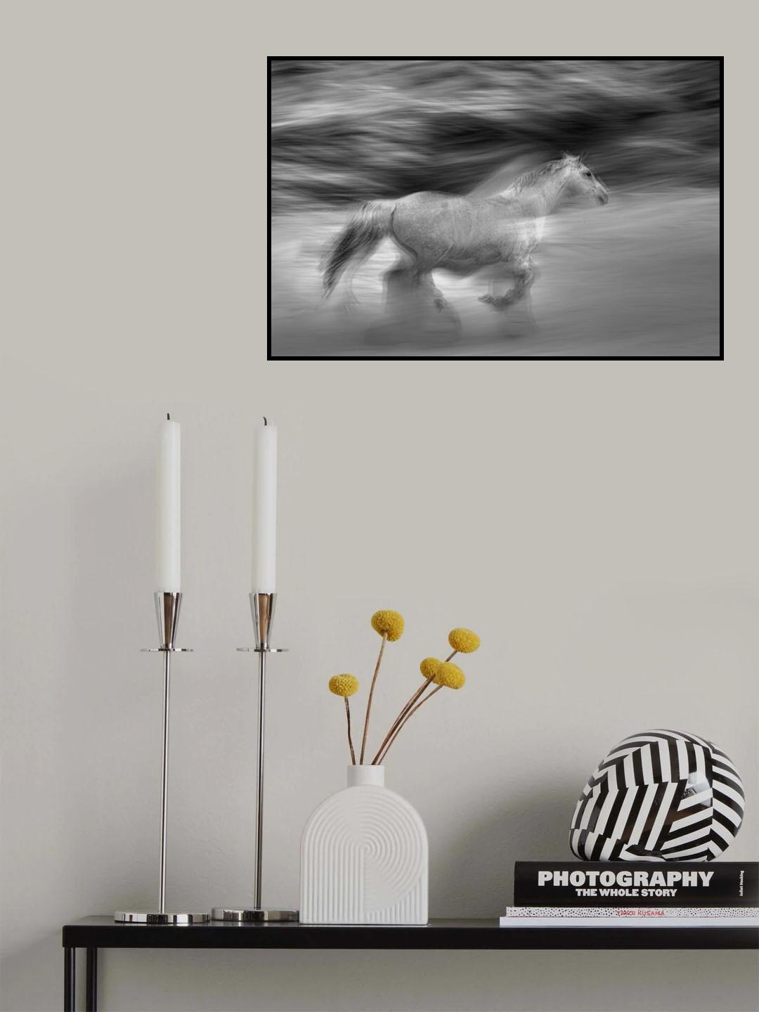 alone in aktion Poster och Canvastavla