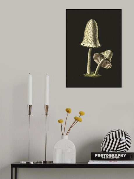 Vintage Inky Cap Edible Mushroom Black Background Poster och Canvastavla