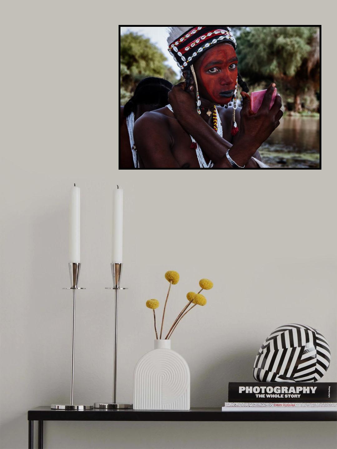 Giving the finishing touches to the gerewol festival-Niger. Poster och Canvastavla