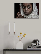 Ethiopian girl praying at a religious ceremony. Poster och Canvastavla