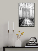 New York Walker in Blizzard - Brooklyn Bridge Poster och Canvastavla