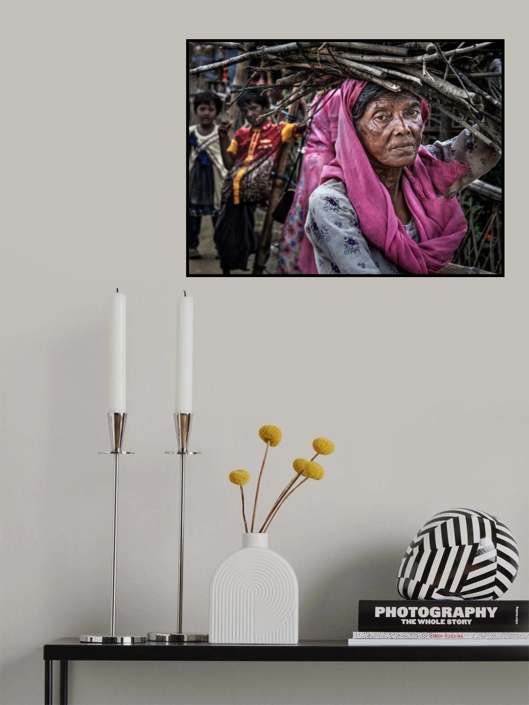 Rohingya refugee woman carrying some wood - Bangladesh Poster och Canvastavla