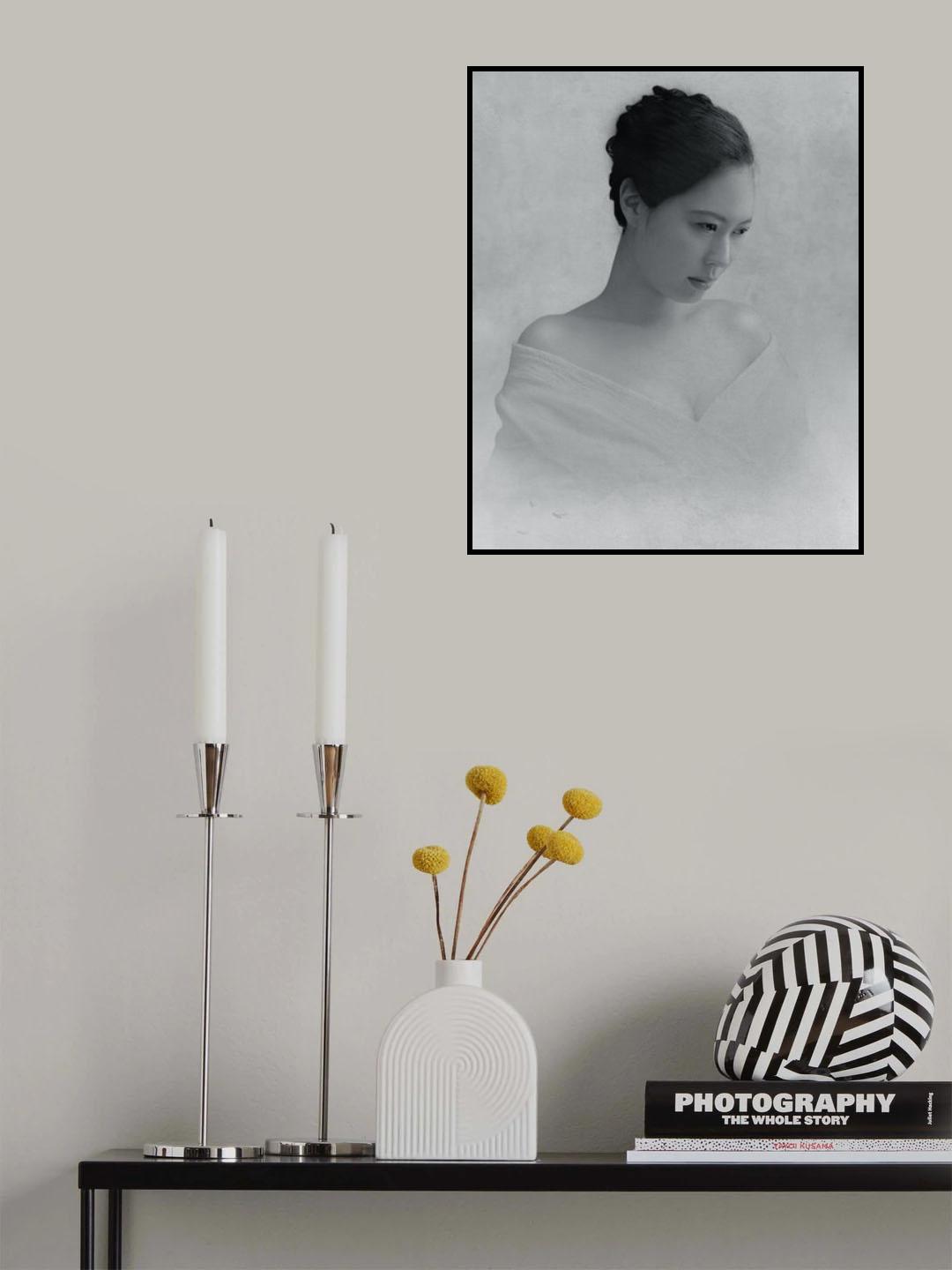 Portrait of a woman to drop the line of sight Poster och Canvastavla