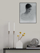 Portrait of a woman to drop the line of sight Poster och Canvastavla