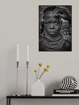Painting the face of a karo tribe girl (Omo Valley-Ethiopia) Poster och Canvastavla