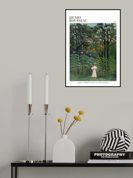 Femme Se Promenant Dans Une Foret Exotique Poster och Canvastavla