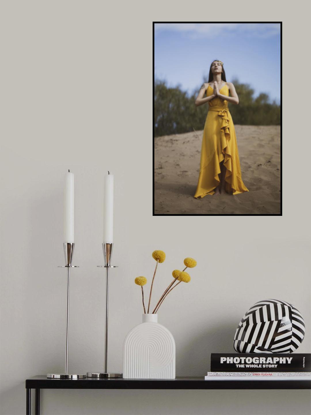 woman in yellow dress Poster och Canvastavla