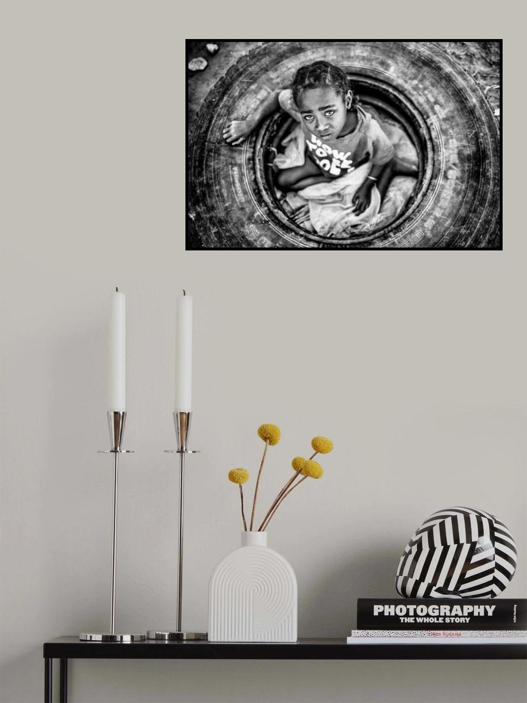 The girl in the tire Poster och Canvastavla