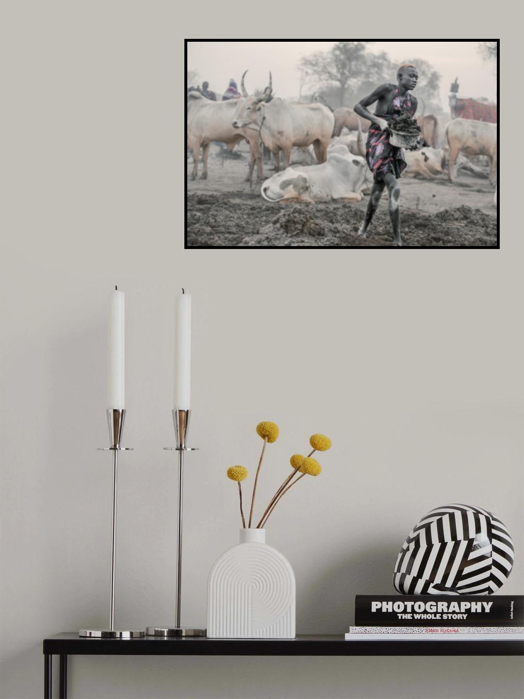 Mundari girl at work Poster och Canvastavla
