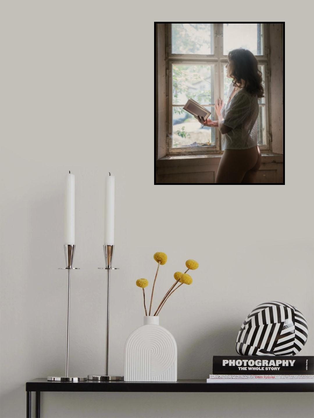 das Mädchen am Fenster Poster och Canvastavla