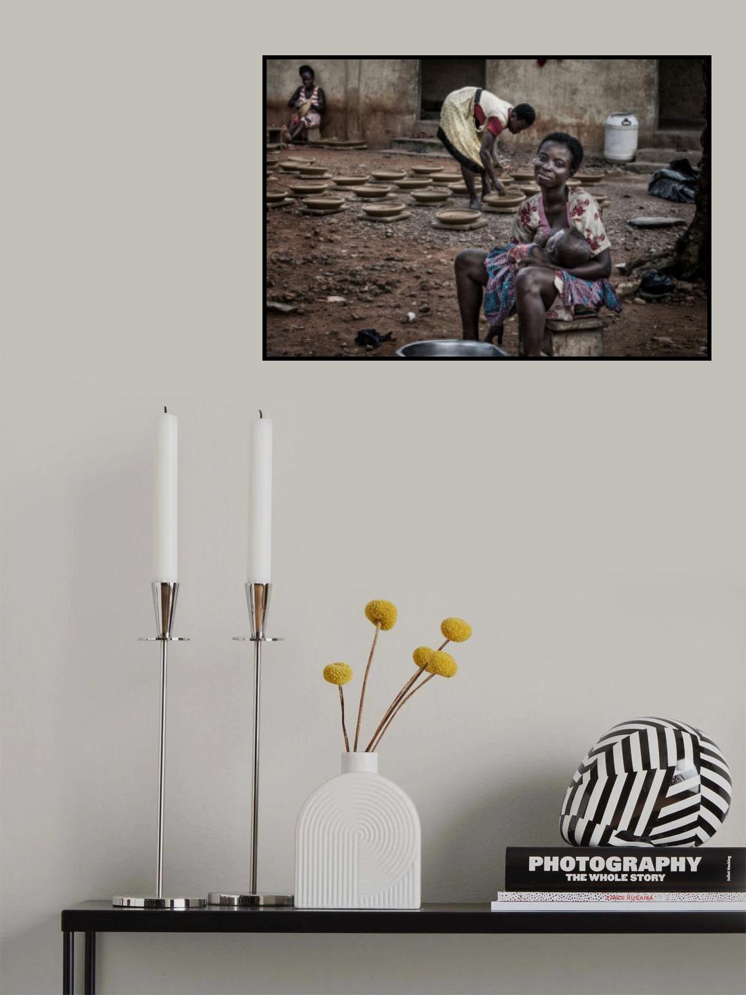 A break in the making of pottery to breastfeed her child - Ghana Poster och Canvastavla