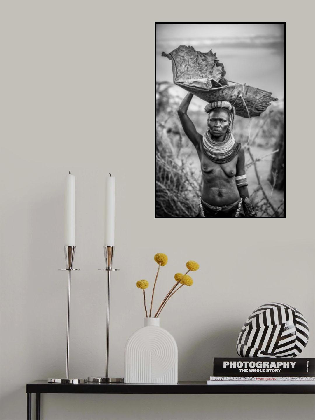 Nyangatom woman at work Poster och Canvastavla