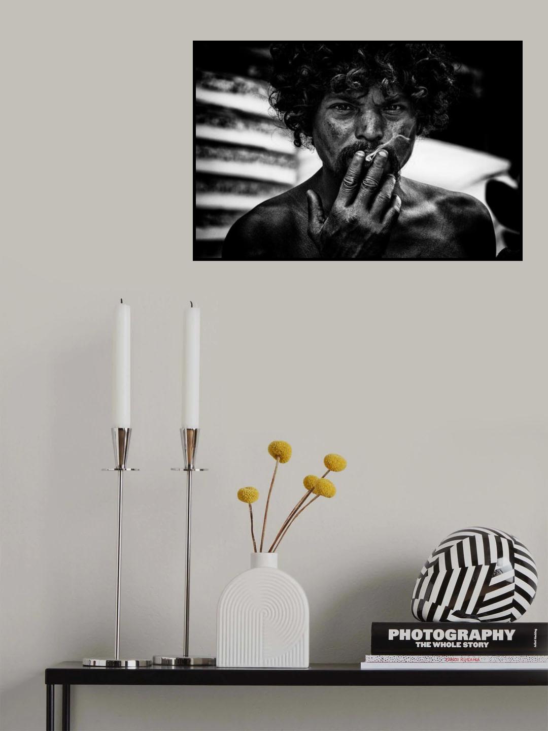 A homeless man smoking in the streets of Delhi. Poster och Canvastavla
