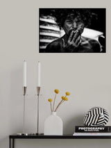 A homeless man smoking in the streets of Delhi. Poster och Canvastavla