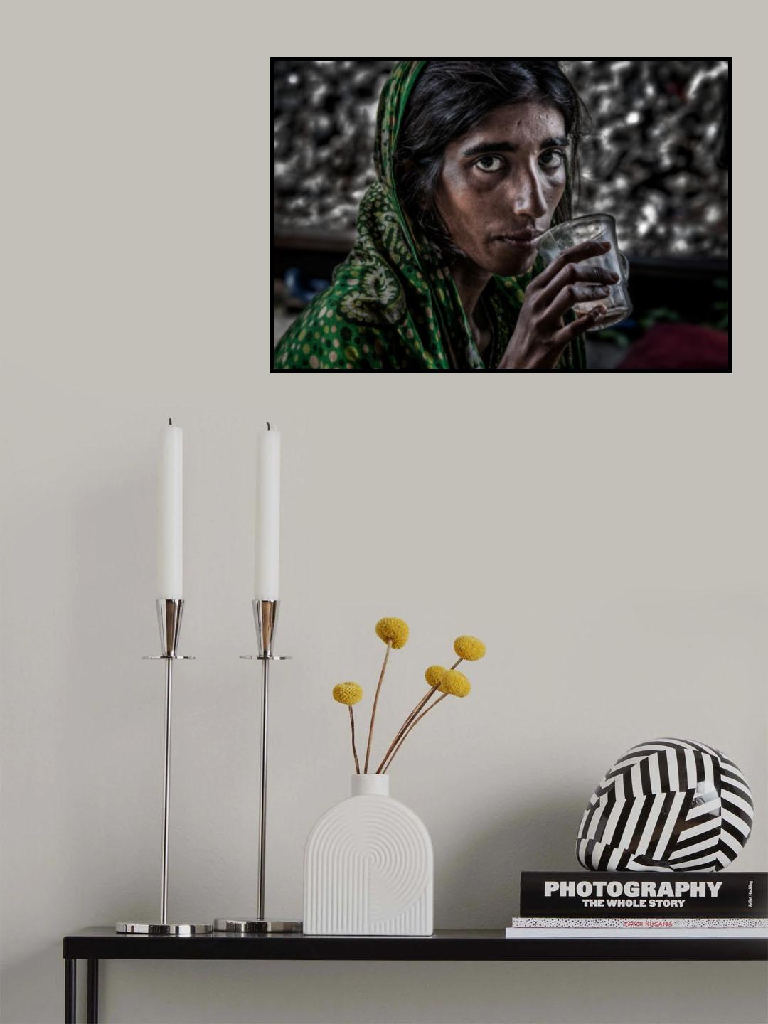 Bangladeshi woman having chai Poster och Canvastavla