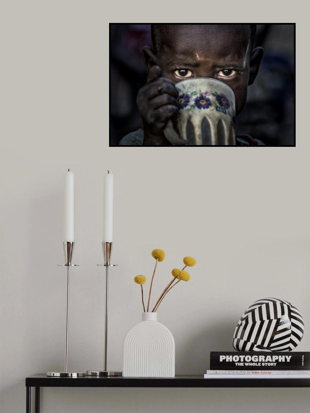 Samburu tribe child drinking water - Kenya Poster och Canvastavla