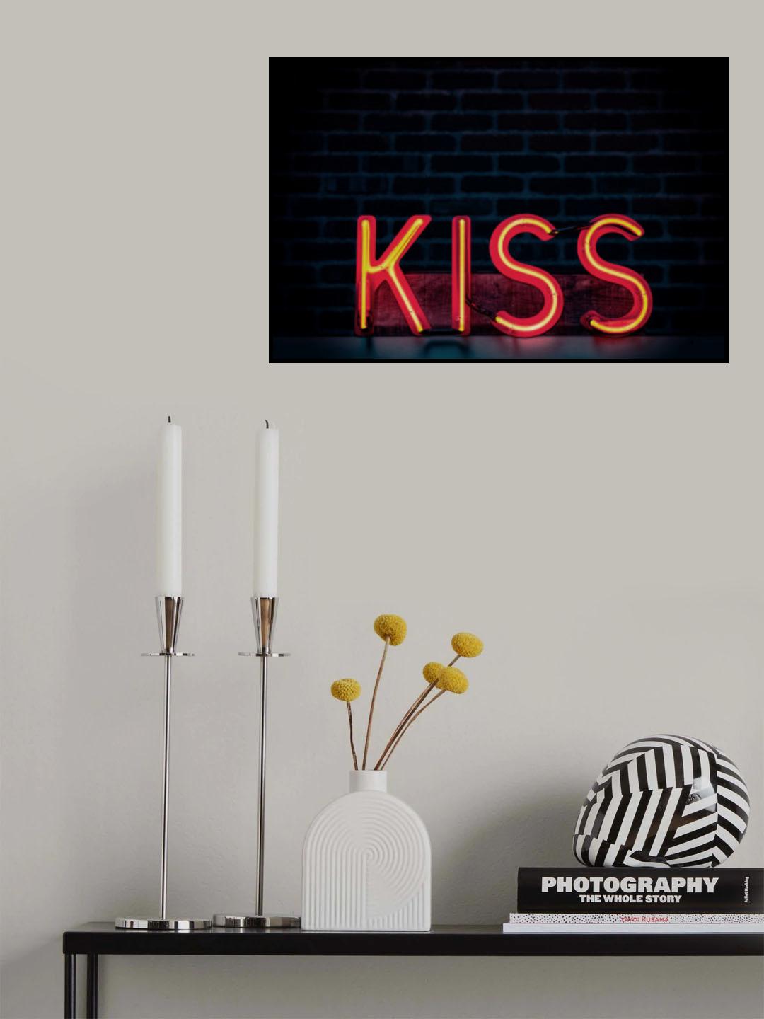 Kiss in Neon Poster och Canvastavla